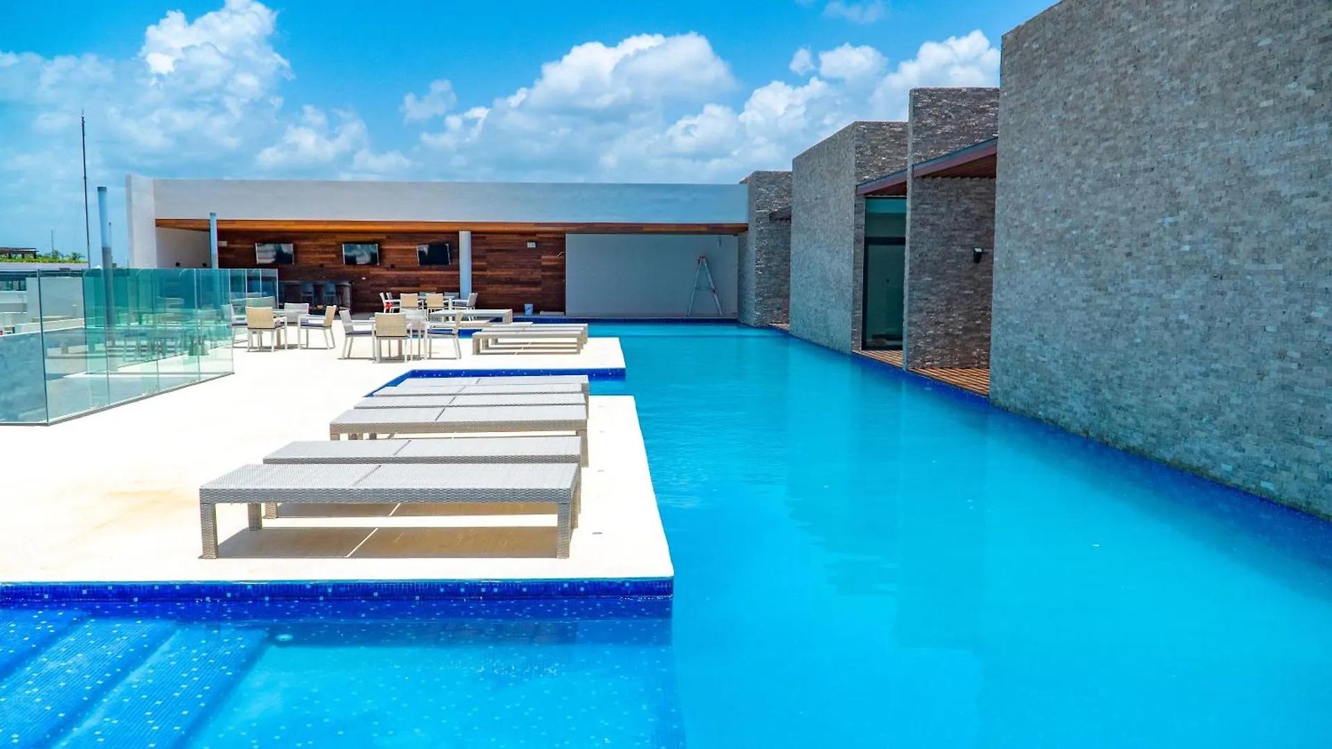 Luxury 2 Bedroom Condo With Private Jacuzzi & Bbq - At Cruz Con Mar - Maricruz Playa del Carmen